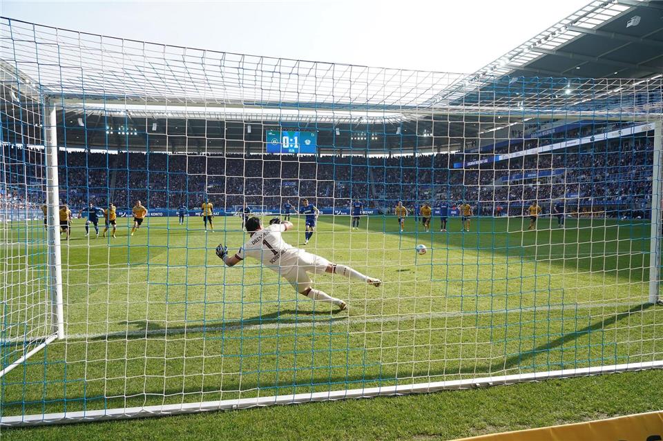 Marvin Wanitzek (Karlsruher SC) verwandelt den Elfmeter gegen Torwart Tim Schreiber (Dynamo Dresden) zum 1:1 Ausgleich.Marc Schüler/dpa