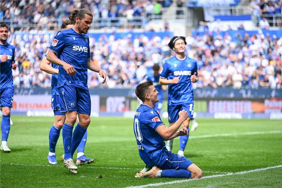 Marvin Wanitzek erzielte per direktem Freistoß die 1:0-Führung für den KSC.Silas Stein/dpa