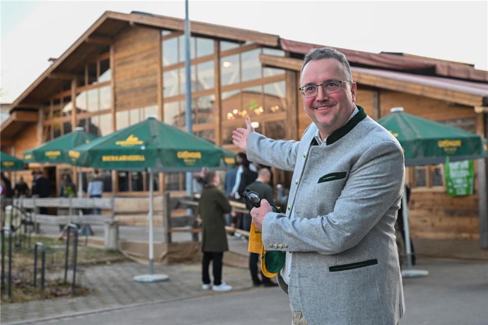 Giesinger Brauerei probt die Wiesn Marx zeigt auf sein Zelt. Ein ähnliches würde er auch gern auf der Wiesn aufstellen.Peter Kneffel/dpa