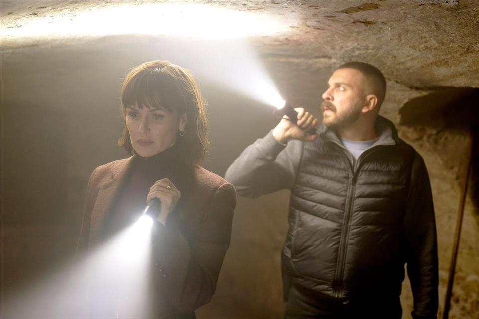 Maryam Azadi (Melika Foroutan) und Hamza Kulina (Edin Hasanovic) in einer Szene aus der Folge „Licht“ aus der Krimireihe „Tatort“ (undatiert). Die Folge „Tatort: Licht“  wird am 30.11.2025 in der ARD ausgestrahlt.Tatiana Vdovenko/HR/Sommerhaus/ARD/dpa