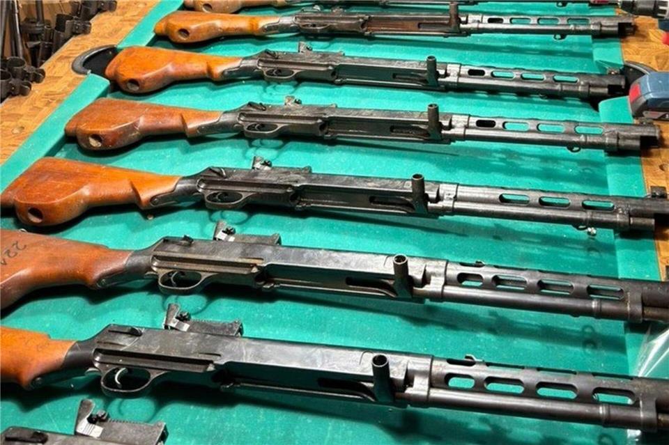 Maschinengewehre wurden sichergestellt. Polizei Wuppertal/dpa