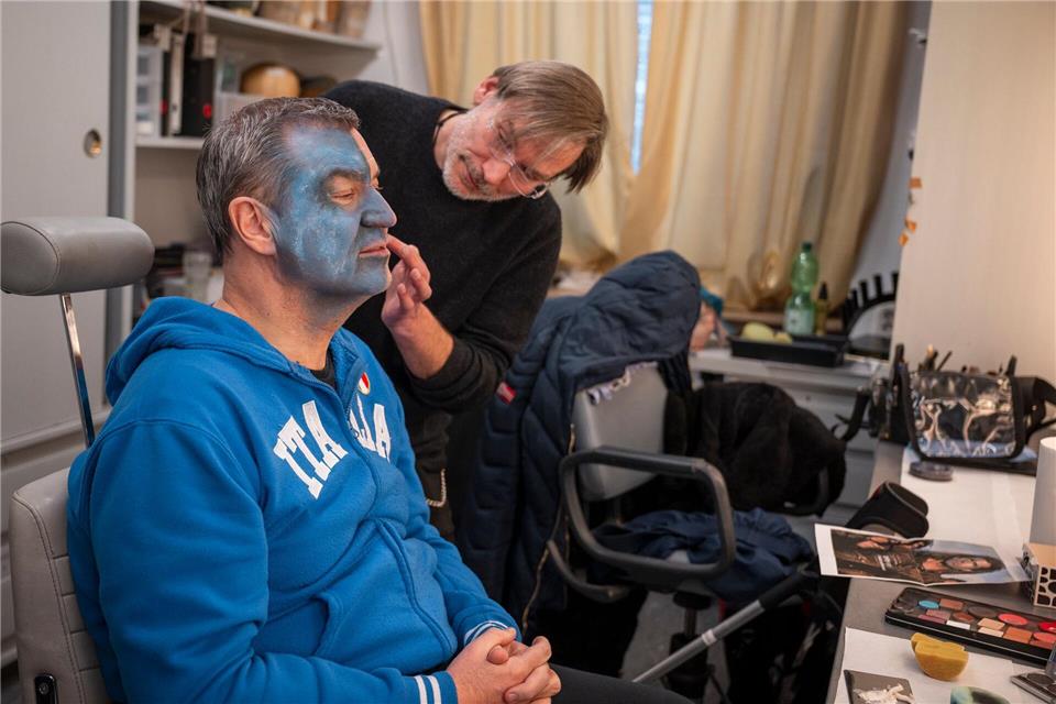 Maskenbildner Dirk Hirsch (r) weiß: Die blaue Schminke im Gesicht des Ministerpräsidenten darf nicht aussehen wie Make-up.Daniel Vogl/dpa