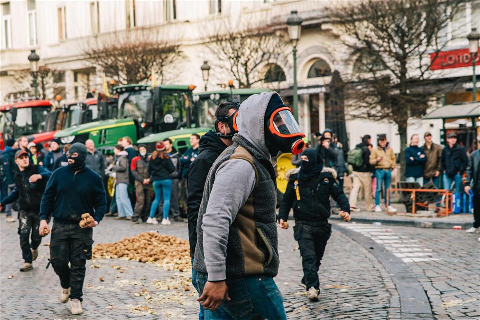 Maskierte Demonstranten stoßen mit der Polizei zusammen.Emile Windal/Belga/dpa