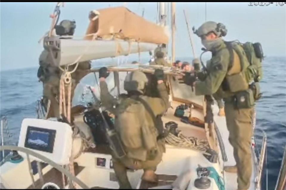 Maskierte israelische Soldaten haben die Boote der Gaza-Hilfsflotte vor Erreichen des Küstenstreifens geentert und die Besatzungen in Gewahrsam genommen. Uncredited/Global Sumud Flottilla/AP/dpa