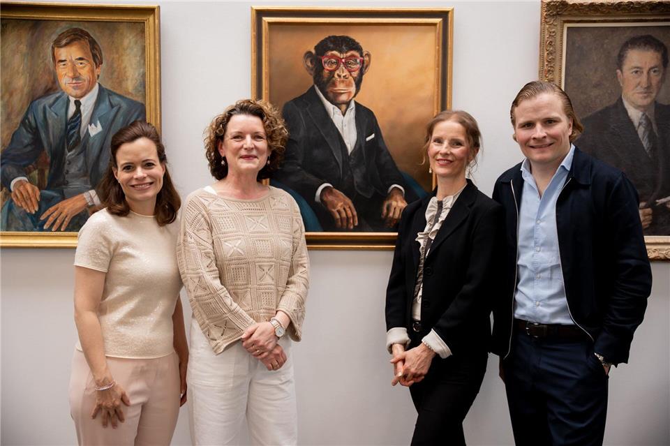 Maskottchen Charly hängt nun in der Ahnengalerie der Familie Grupp beim Bekleidungsunternehmen Trigema: Bonita Grupp (von links), Malerin Hanna Bastian, Bildeinrahmerin Sylvia Reh und Wolfgang Grupp junior vor dem Porträt in Öl von Charly. (Handout)Michael Sautter/trigema