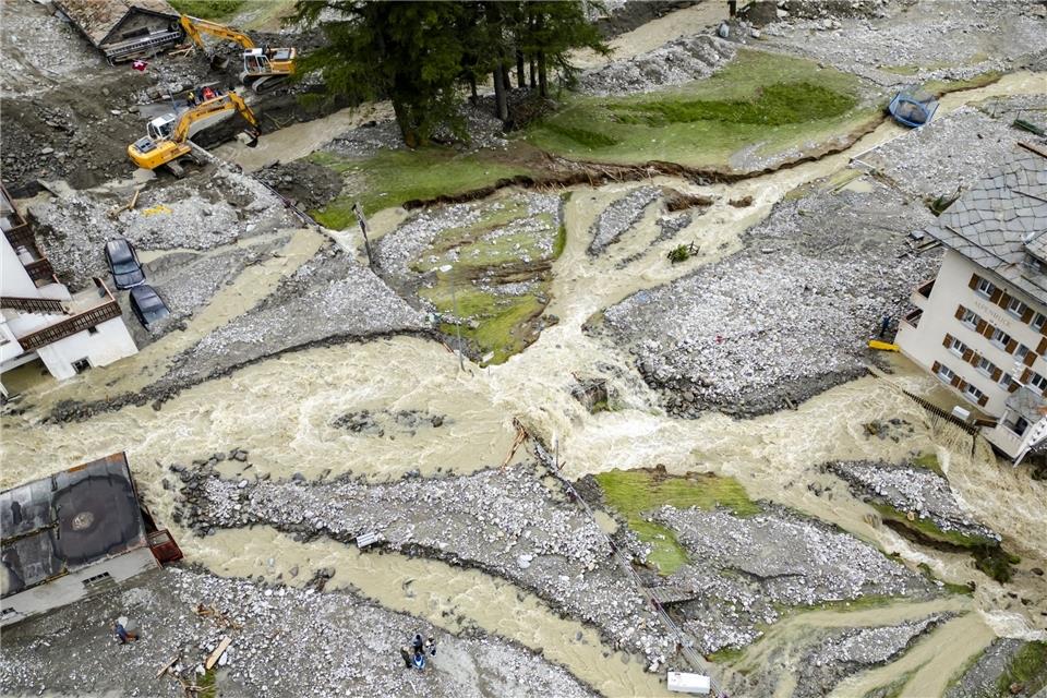 Vier Tote nach Unwettern mit Erdrutsch in der Schweiz Massive Gewitter und Regenfälle führten in der Schweiz zu einer Überschwemmungssituation mit großflächigen Erdrutschen.