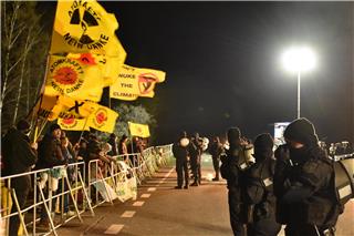 Massive Polizeikräfte auf der einen Seite, eine eher überschaubare Zahl von Demonstranten auf der anderen Seite: Alle Beteiligten ziehen nach dem ersten Transport ein positives Fazit.