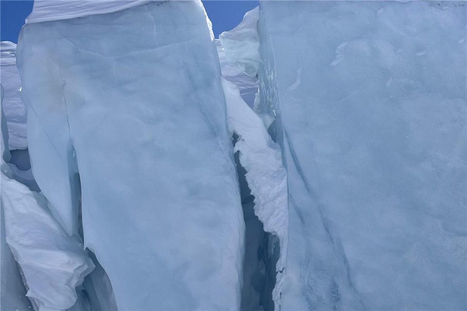 Massive Wände aus Eis mit tiefen Furchen säumen den Weg: Das Blau ist mit Worten nur schwer zu beschreiben. Nathalie Helene Rippich/dpa-tmn