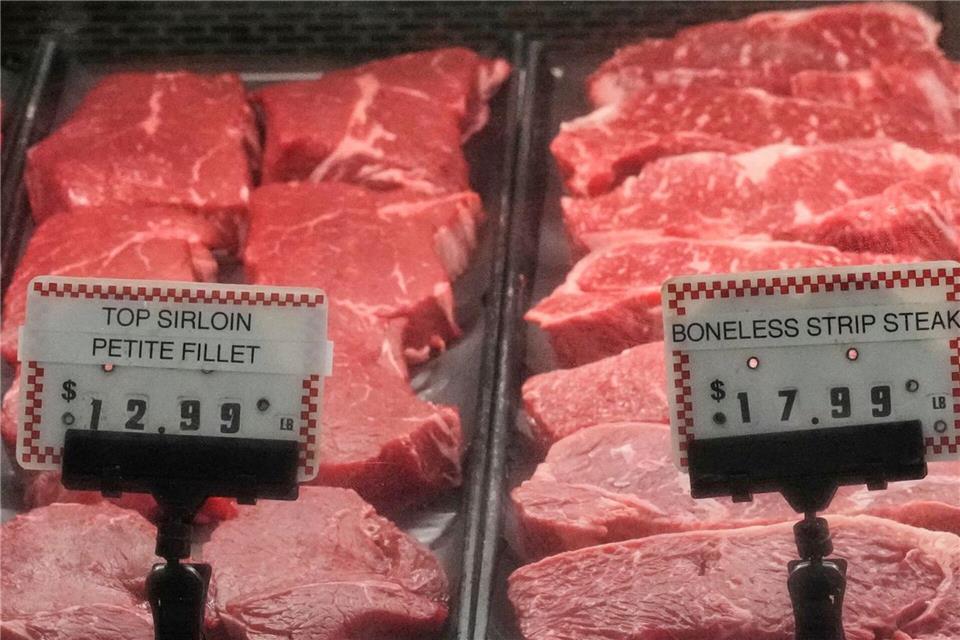 Maßnahme gegen die Klimakrise: weniger tierische Produkte konsumieren. (Symbolbild)Sue Ogrocki/AP/dpa