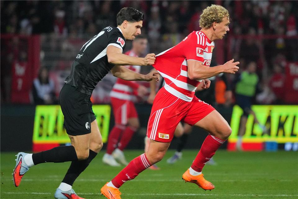 Video-Schiri kassiert Tore ein: Union gegen Freiburg 0:0 Matanovic (l.) bremst Querfeld (r.) mit unerlaubten Mitteln. Soeren Stache/dpa