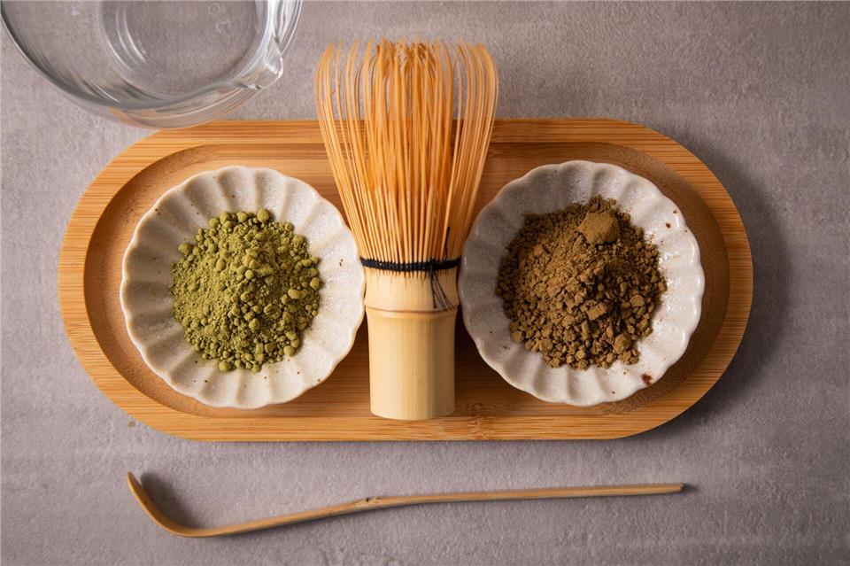 Matcha (l) wird aus jungen, beschatteten Grünteeblättern hergestellt. Für Hojicha kommen ältere Blätter und Stängel zum Einsatz, die nach dem Dämpfen kräftig geröstet werden.Christin Klose/dpa-tmn