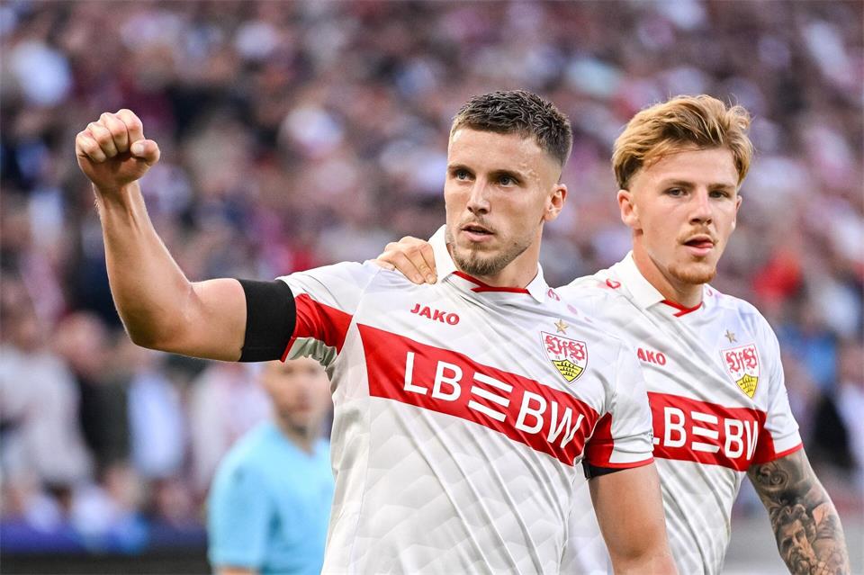 Matchwinner: Ermedin Demirovic (l.) war gegen Stavanger in Torlaune.Harry Langer/dpa