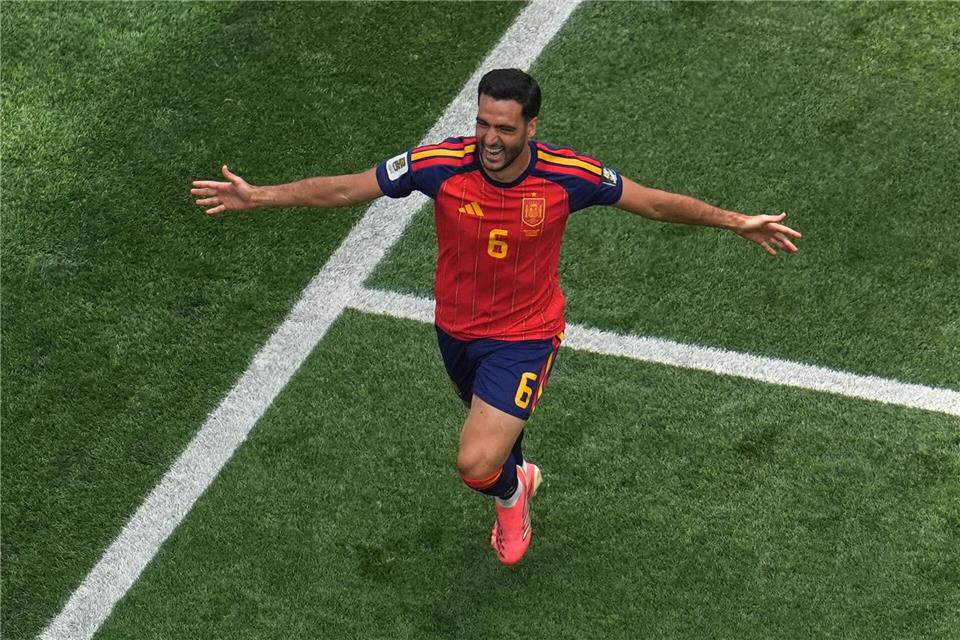 Matchwinner Mikel Merino.Marcio J. Sanchez/AP/dpa