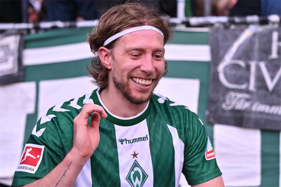 Matchwinner Mitchell Weiser von Werder Bremen nach dem 3:2-Sieg gegen den FC Augsburg.David Inderlied/dpa