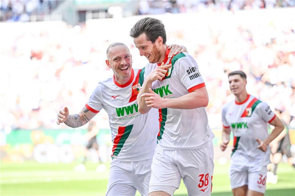 Matchwinner per Doppelpack: Augsburg-Stürmer Michael Gregoritsch (Mitte).Harry Langer/dpa