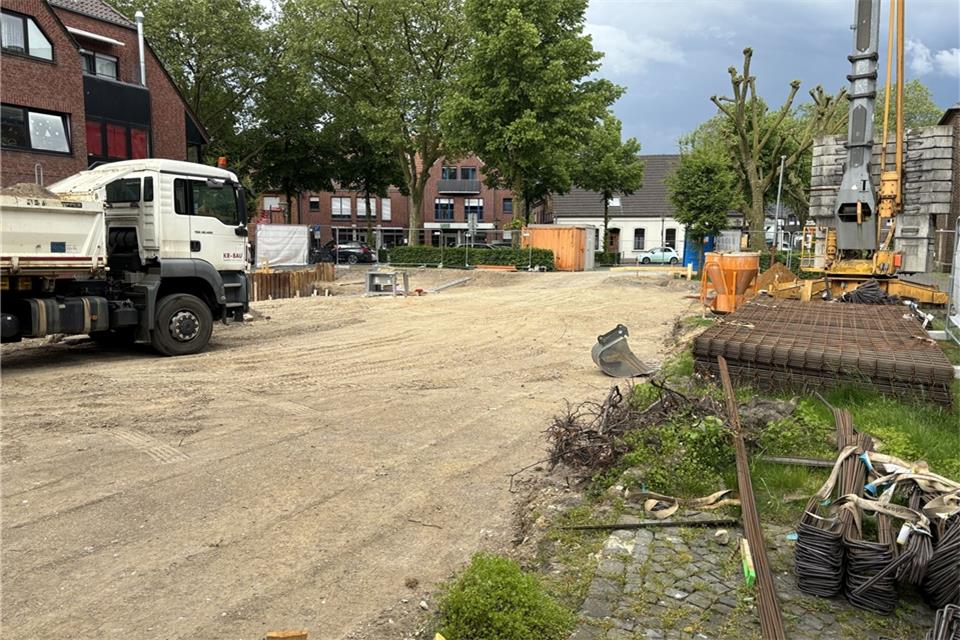 Material für die Bodenplatte ist angeliefert worden.
