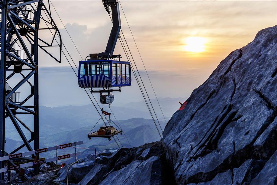 Material wird für die neue Schwebebahn Säntis in die Höhe gebracht. (Archivbild)Rene Niederer./ARTWIESE.CH/Sänt