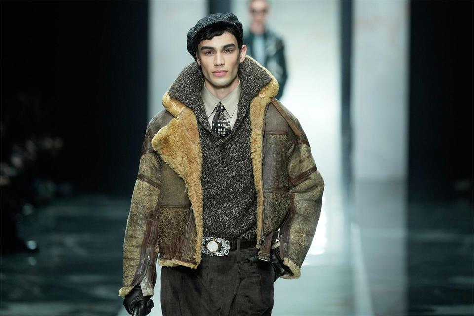 Materialmix und strukturierte Oberflächen: Das zeichnet viele Stücke in den aktuellen Kollektionen aus. Hier eine Kreation von Dolce & Gabbana.Luca Bruno/AP/dpa-tmn