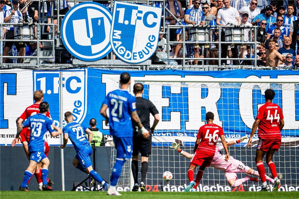 Mateusz Zukowski (3.vl, Nr. 22) erzielte das 2:0 für Magdeburg.Julius Frick/dpa