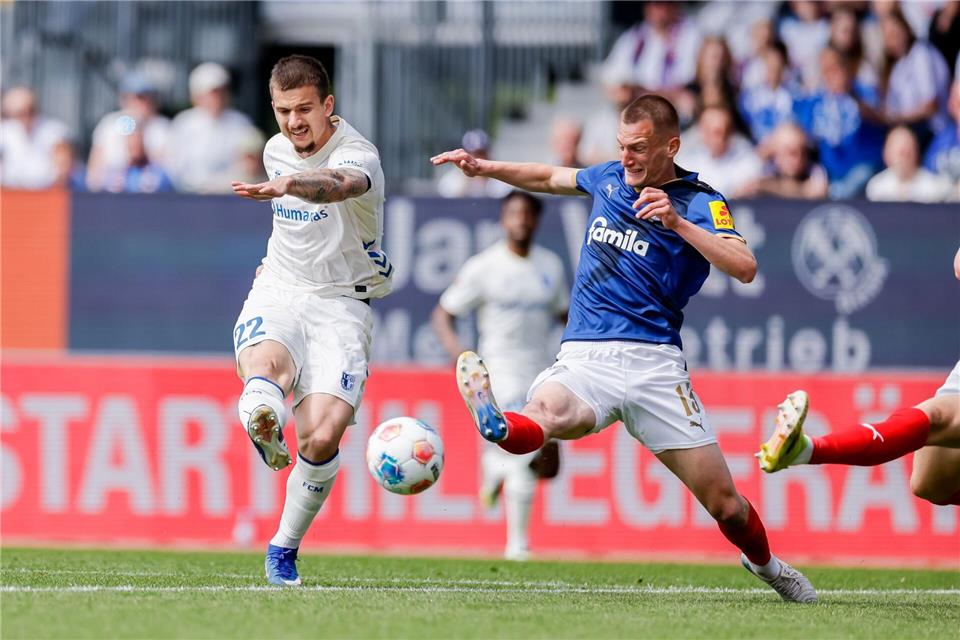 Mateusz Zukowski (l) blieb in Kiel ohne Treffer.Philipp Szyza/dpa