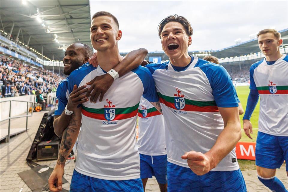 Mateusz Zukowski (l) darf immer wieder Treffer bejubelnAndreas Gora/dpa