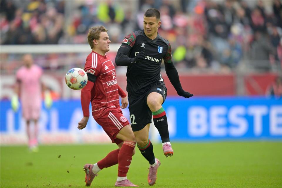 Mateusz Zukowski (r) kam gegen Düsseldorf zu seinem Pflichtspieldebüt für den FCM.Anke Waelischmiller/dpa