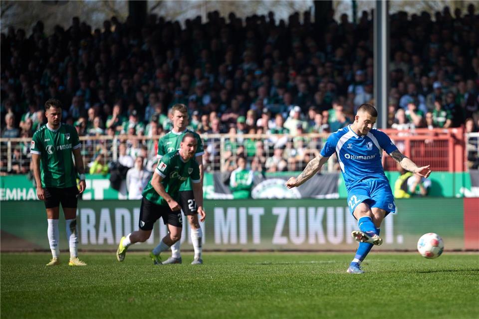 Mateusz Zukowski (r) traf mit seinem 12. Ligator zum 1:0Bernd Thissen/dpa