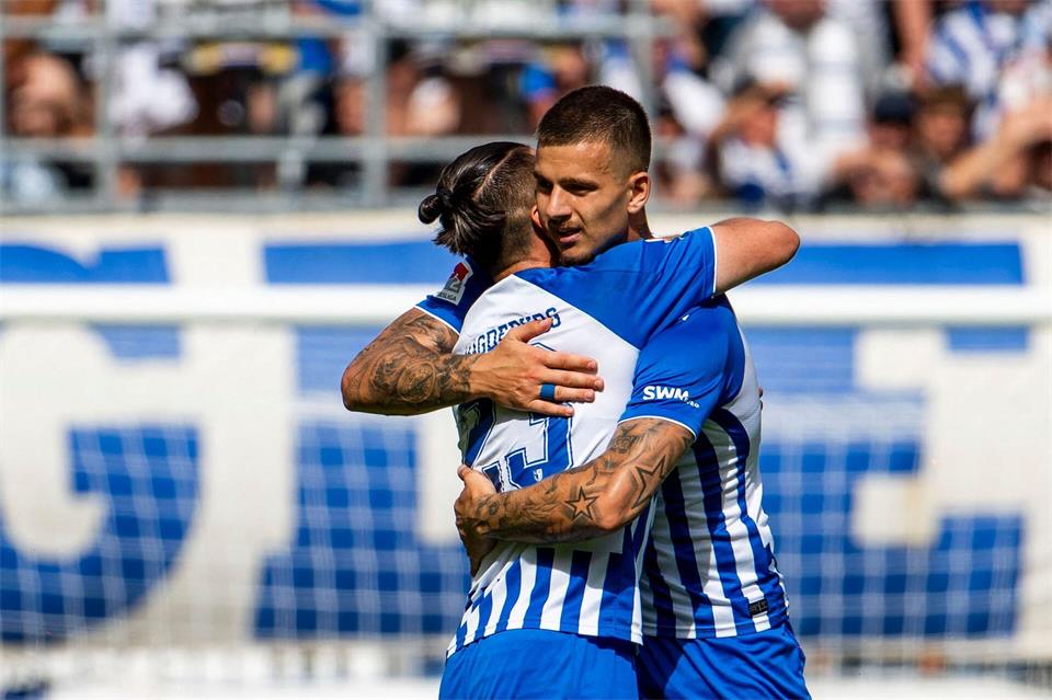 Mateusz Zukowski (r) und Baris Atik feiern das Tor zum 1:0.Julius Frick/dpa
