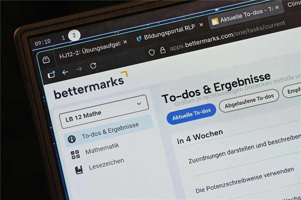 Mathematik in der Schule zu lernen fällt nicht allen Mädchen und Jungen leicht. Eine neue digitale Plattform soll ihnen in Hessen dabei innovativ helfen. (Symboldbild)Michael Brandt/dpa