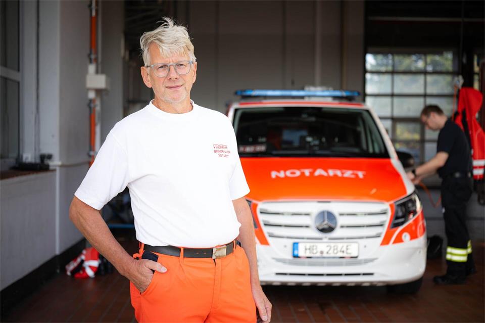 Mathias Ellerbeck, ärztlicher Leiter des Bremerhavener Rettungsdienstes, hat sich für die Anschaffung eines E-Notarztwagens eingesetzt. Sina Schuldt/dpa