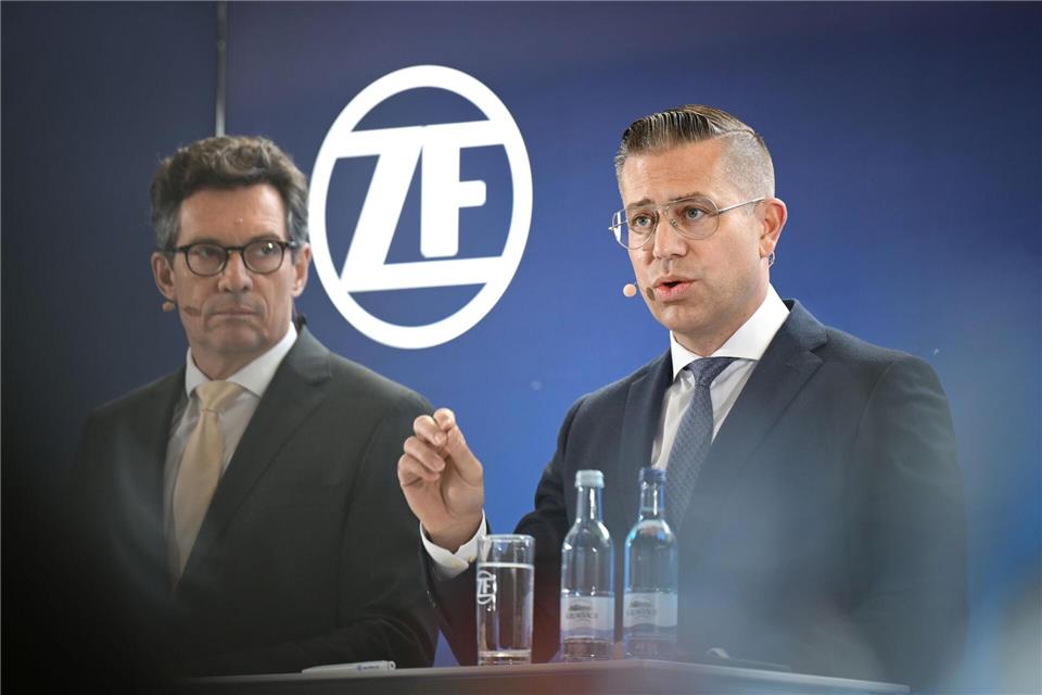 Mathias Miedreich (rechts) steuert ZF durch die Krise. Neben ihm: Finanzchef Michael Frick. (Archivbild)Felix Kästle/dpa