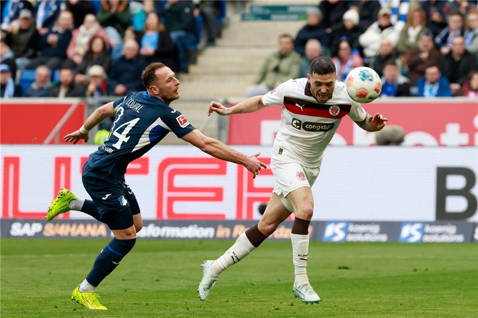 Mathias Pereira Lage köpft zum 1:0 für St. Pauli ein.Heiko Becker/dpa