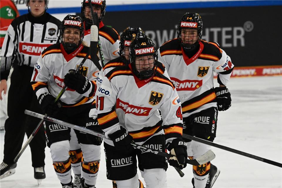 Mathilda Heine ist mit 16 Jahren die jüngste deutsche Eishockeyspielerin bei Olympia. (Archivbild)Markus Lenhardt/dpa