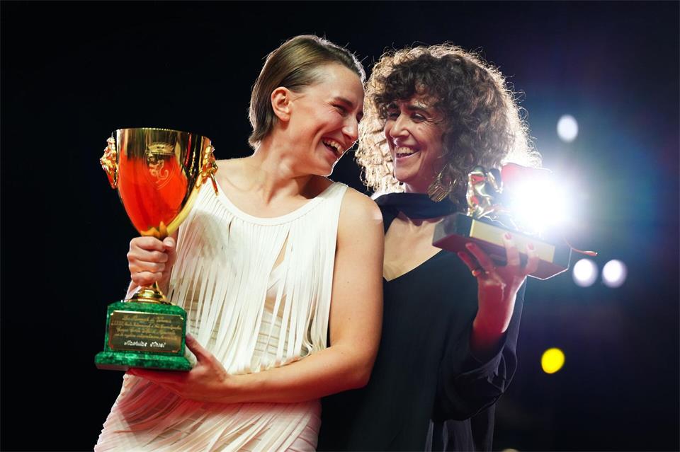 Mathilde Arcel (l), Gewinnerin der Coppa Volpi als beste Darstellerin für den Film „Woman Unknown“, sowie Regisseurin May el-Toukhy, Gewinnerin des Goldenen Löwen für den besten Film für „Woman Unknown“, posieren beim Fototermin im Rahmen der Abschlusszeremonie der 83. Ausgabe der Filmfestspiele von Venedig für die Fotografen.Scott A Garfitt/Invision/AP/dpa