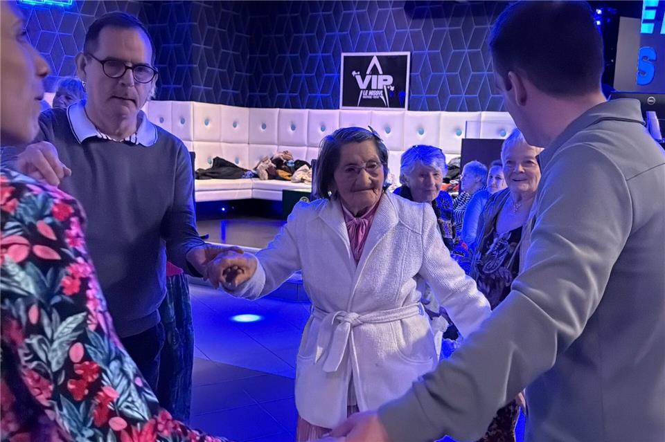 Mathilde Bouhee tanzt mit Betreuern und anderen Heimbewohnern in der Disco.Rachel Sommer/dpa