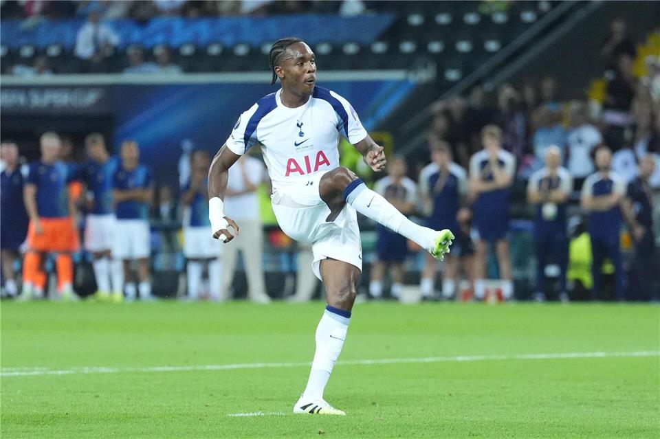 Mathys Tel von Tottenham Hotspur wurde nach seinem verschossenen Elfmeter im Internet beleidigtAdam Davy/PA Wire/dpa