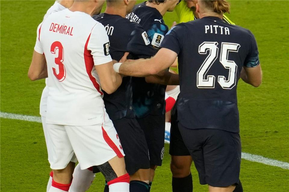 Matías Galarza hatte mehrfach mit dem Schiedsrichter zu tun.Jeff Chiu/AP/dpa