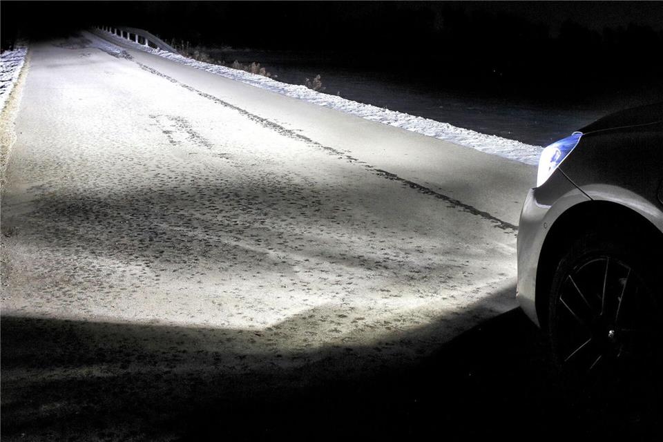 Matrixlicht ist eine Möglichkeit, bessere Sicht zu bekommen - ab Werk. Die Nachrüstung gilt als schwierig.Ralph Wagner/ADAC/dpa-tmn