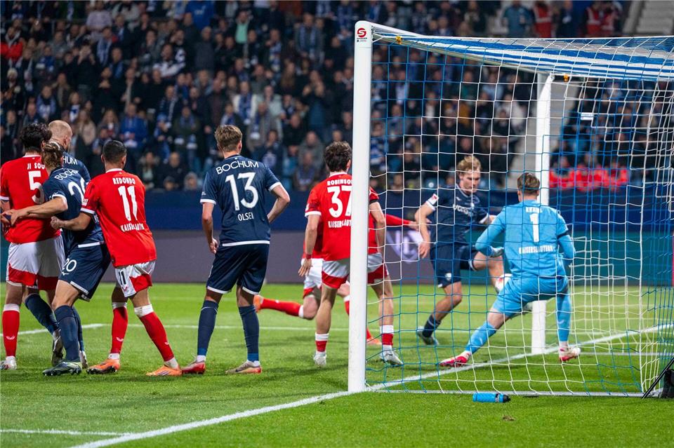 Mats Pannewig (2.v.r) markierte den Siegtreffer gegen Kaiserlauteren.David Inderlied/dpa
