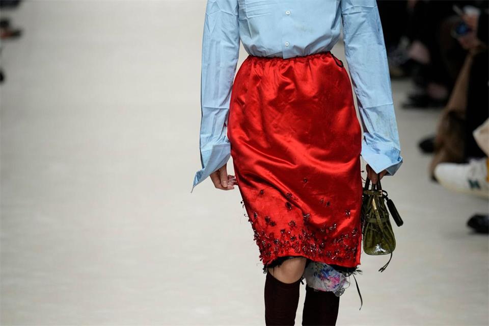 Matt und glänzend sind gute Partner im Outfit. Hier zu sehen am Look aus der Herbst- und Winterkollektion 2026/2027 von Prada (Preis auf Anfrage).Luca Bruno/AP/dpa-tmn