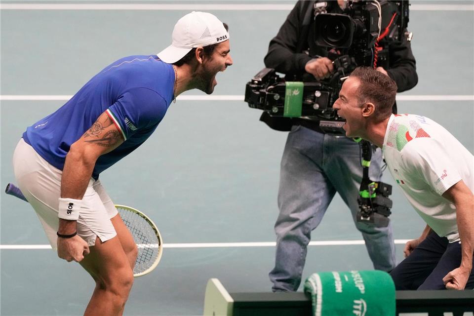 Matteo Berrettini (l) sorgte für Italiens Führung im Davis-Cup-FinaleLuca Bruno/AP/dpa