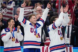 Matthew Tkachuk (Mitte) vom Team USA bejubelt mit seinen Mitspielern die Goldmedaille bei den Olympischen Winterspielen 2026.Petr David Josek/AP/dpa