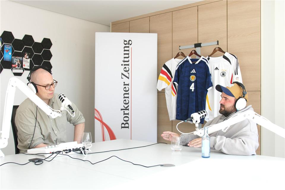 Matthias Espendiller (rechts) war zum Gespräch bei der Borkener Zeitung, hier mit Redakteur Stephan Werschkull.