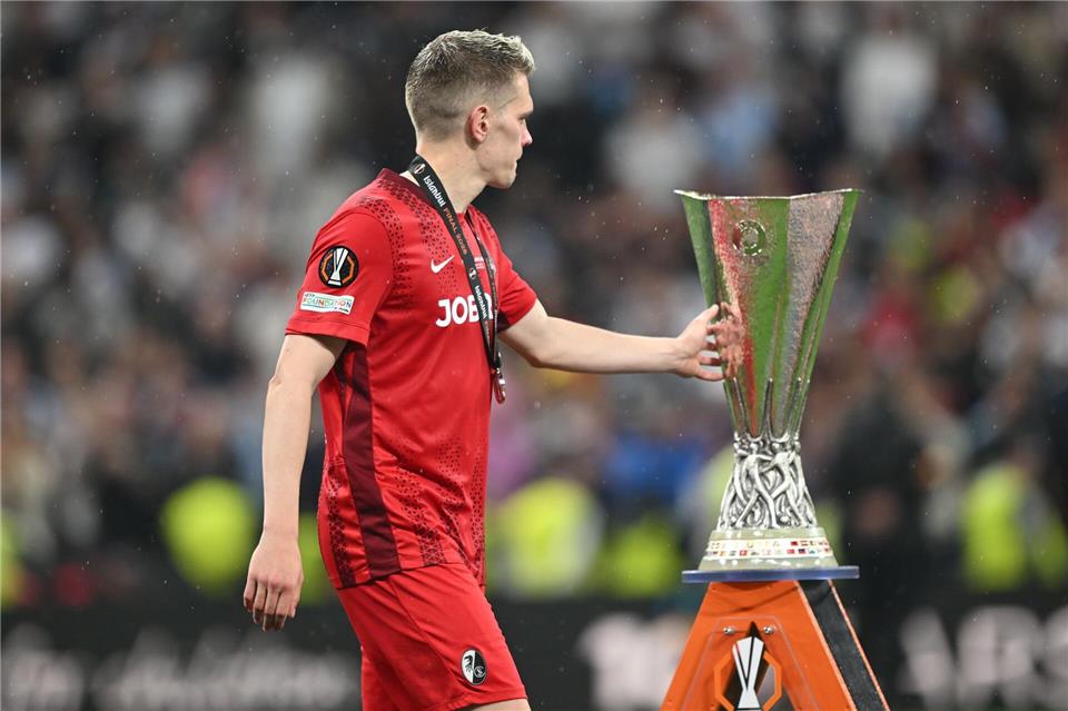Matthias Ginter vom SC Freiburg geht nach der Niederlage gegen Aston Villa in der Europa League an der Trophäe vorbei.Robert Michael/dpa