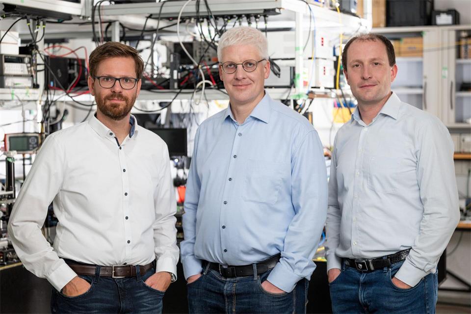 Matthias Lauermann (links), Philipp Dietrich (Mitte) und Christian Koos (rechts) forschen an photonischen Wirebonds - extrem feine, mikroskopisch kleine Drähte. (Handout)Ansgar Pudenz/Deutscher Zukunftspreis/dpa