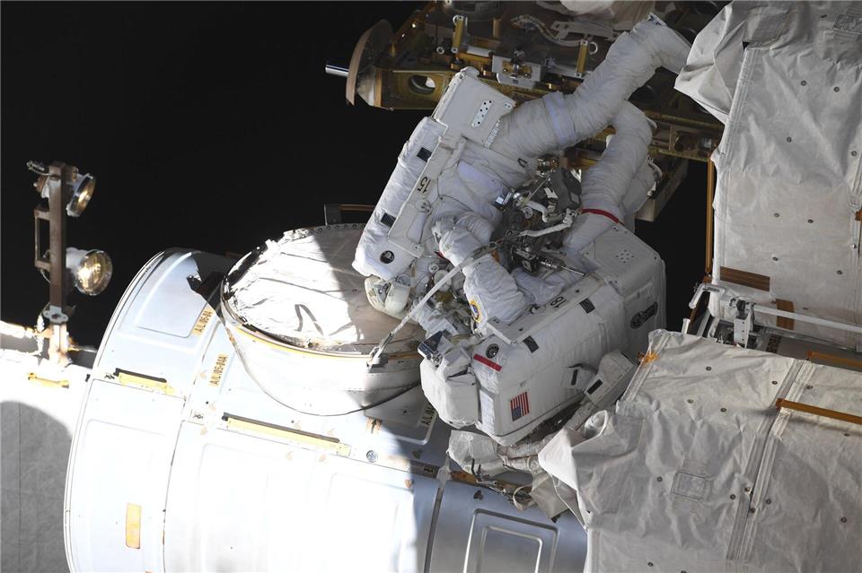 Matthias Maurer (oben), deutscher ESA-Astronaut, und Raja Chari, US-amerikanischer NASA-Astronaut, arbeiteten 2022 während eines Außeneinsatzes an der Raumstation ISS.  (Symbolbild)NASA/ESA/dpa