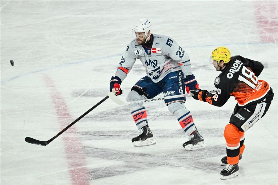 Matthias Plachta (l.) bleibt den Adlern auch über die Saison hinaus erhalten.Uwe Anspach/dpa