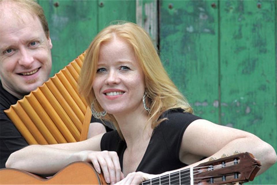 Matthias Schlubeck und Eve Benecke treten in der Kirche auf.