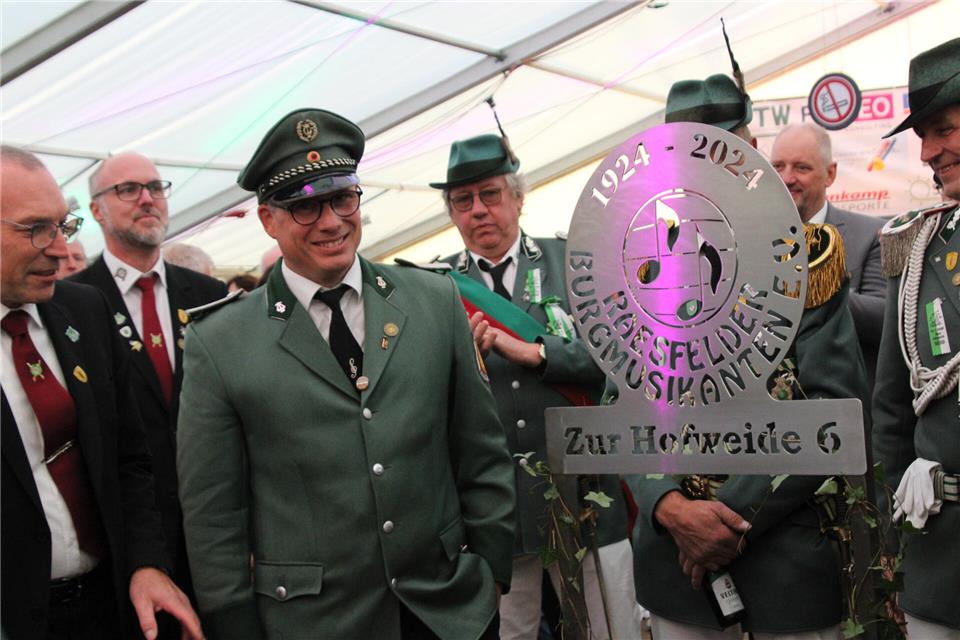 Matthias Sümpelmann von den Raesfelder Burgmusikanten blickt bei der Feier auf 100 Jahre Vereinsgeschichte zurück.