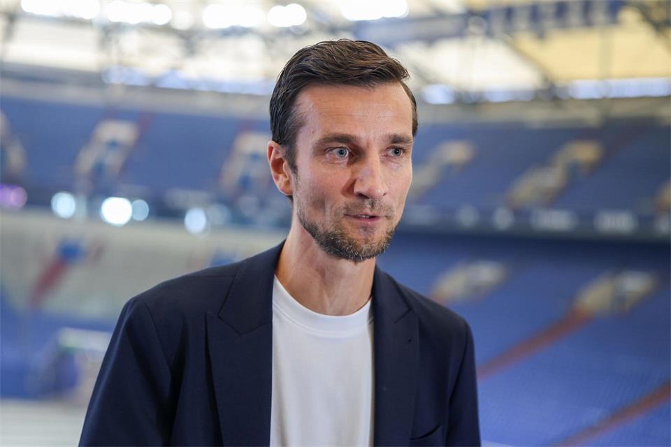 Matthias Tillmann hat seinen Vertrag auf Schalke verlängert. (Archivbild)Christoph Reichwein/dpa